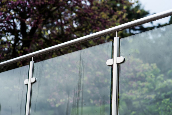 Garde-corps en verre sur une terrasse