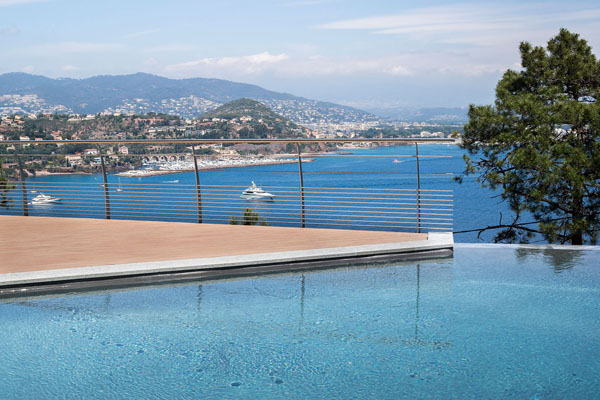 Piscine équipée d'un garde-corps en verre