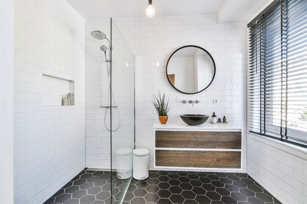 Miroir rond dans une salle de bain moderne