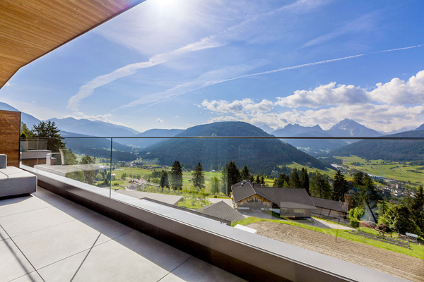 Terrasse sécurisée par un garde-corps en verre