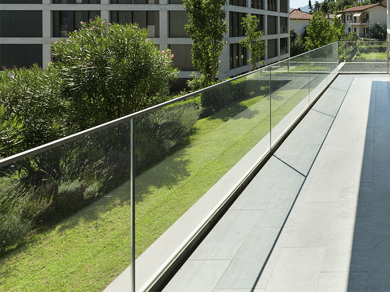 Installer un garde-corps verre sur un balcon