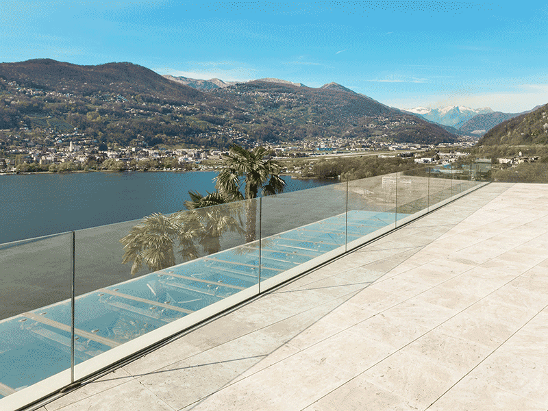 Installer un garde-corps verre aux abords d'une piscine